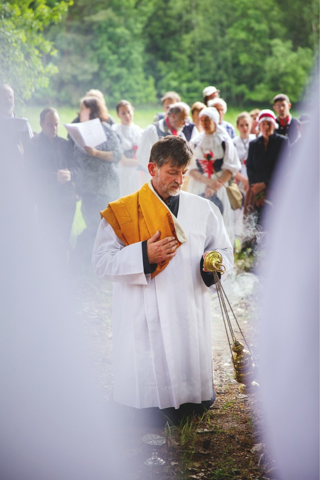 Procesí se zastavuje u venkovních oltářů

