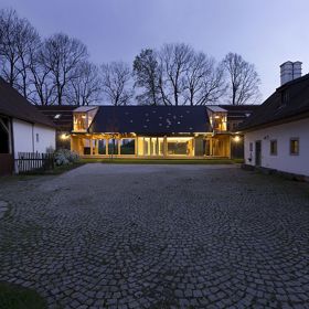 Proměnit zanedbané stavení v místo, kde bude rodina trávit volný čas i se zbytkem příbuzných a s jejich přáteli. Tak znělo zadání pro architekty ze studia a1architects, které splnili na jedničku.
