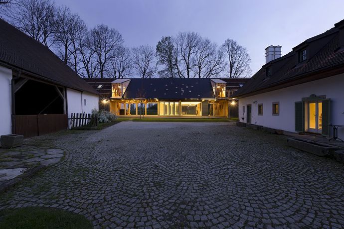Proměnit zanedbané stavení v místo, kde bude rodina trávit volný čas i se zbytkem příbuzných a s jejich přáteli. Tak znělo zadání pro architekty ze studia a1architects, které splnili na jedničku.
Proměnit zanedbané stavení v místo, kde bude rodina trávit volný čas i se zbytkem příbuzných a s jejich přáteli. Tak znělo zadání pro architekty ze studia a1architects, které splnili na jedničku.
