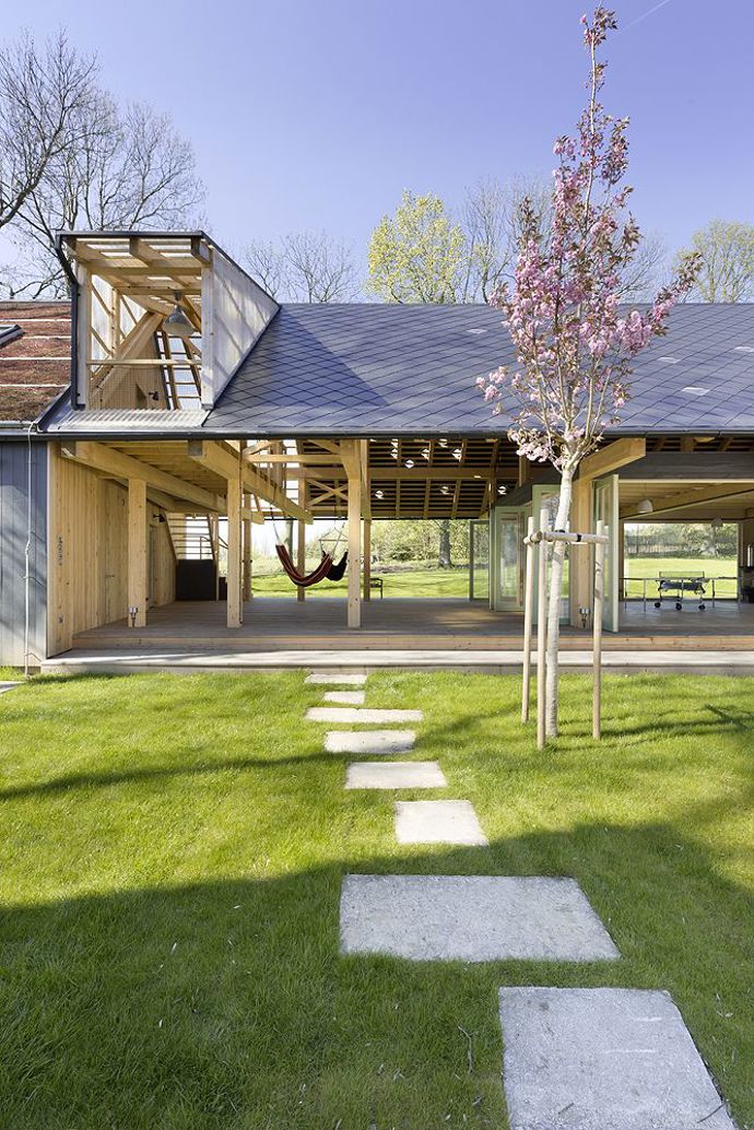 Proměnit zanedbané stavení v místo, kde bude rodina trávit volný čas i se zbytkem příbuzných a s jejich přáteli. Tak znělo zadání pro architekty ze studia a1architects, které splnili na jedničku.
Proměnit zanedbané stavení v místo, kde bude rodina trávit volný čas i se zbytkem příbuzných a s jejich přáteli. Tak znělo zadání pro architekty ze studia a1architects, které splnili na jedničku.