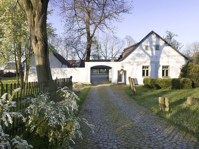 Proměnit zanedbané stavení v místo, kde bude rodina trávit volný čas i se zbytkem příbuzných a s jejich přáteli. Tak znělo zadání pro architekty ze studia a1architects, které splnili na jedničku.
Proměnit zanedbané stavení v místo, kde bude rodina trávit volný čas i se zbytkem příbuzných a s jejich přáteli. Tak znělo zadání pro architekty ze studia a1architects, které splnili na jedničku.