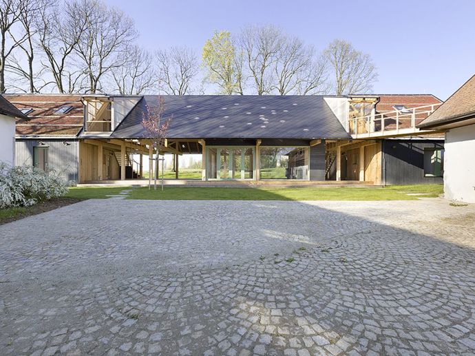 Proměnit zanedbané stavení v místo, kde bude rodina trávit volný čas i se zbytkem příbuzných a s jejich přáteli. Tak znělo zadání pro architekty ze studia a1architects, které splnili na jedničku.
Proměnit zanedbané stavení v místo, kde bude rodina trávit volný čas i se zbytkem příbuzných a s jejich přáteli. Tak znělo zadání pro architekty ze studia a1architects, které splnili na jedničku.