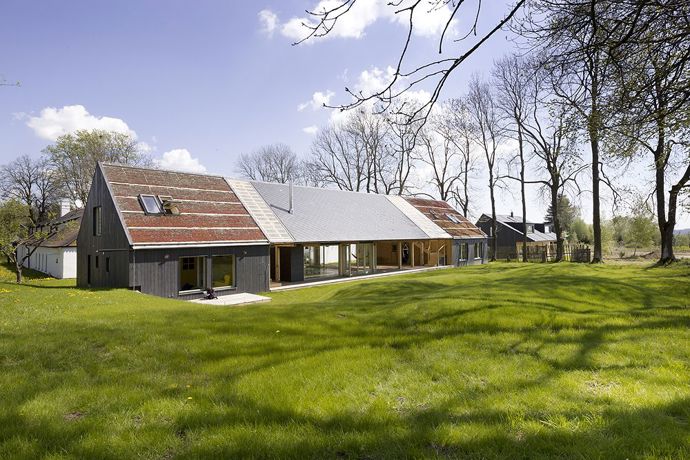 Proměnit zanedbané stavení v místo, kde bude rodina trávit volný čas i se zbytkem příbuzných a s jejich přáteli. Tak znělo zadání pro architekty ze studia a1architects, které splnili na jedničku.
Proměnit zanedbané stavení v místo, kde bude rodina trávit volný čas i se zbytkem příbuzných a s jejich přáteli. Tak znělo zadání pro architekty ze studia a1architects, které splnili na jedničku.