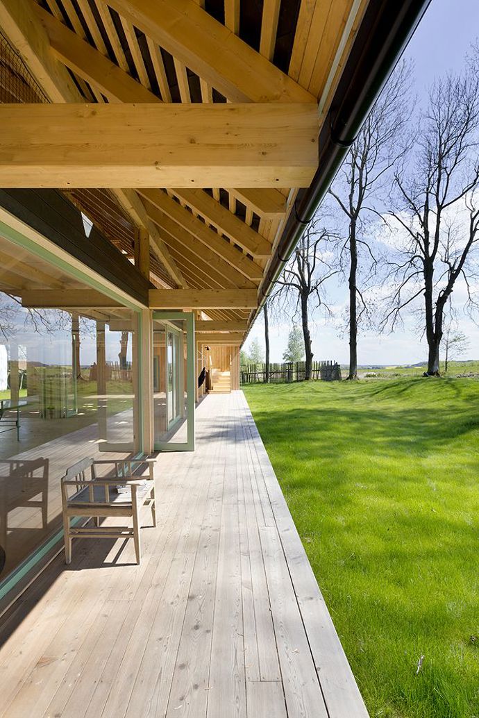 Proměnit zanedbané stavení v místo, kde bude rodina trávit volný čas i se zbytkem příbuzných a s jejich přáteli. Tak znělo zadání pro architekty ze studia a1architects, které splnili na jedničku.
Proměnit zanedbané stavení v místo, kde bude rodina trávit volný čas i se zbytkem příbuzných a s jejich přáteli. Tak znělo zadání pro architekty ze studia a1architects, které splnili na jedničku.