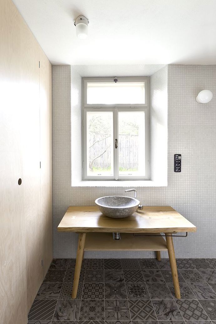 Proměnit zanedbané stavení v místo, kde bude rodina trávit volný čas i se zbytkem příbuzných a s jejich přáteli. Tak znělo zadání pro architekty ze studia a1architects, které splnili na jedničku.
Proměnit zanedbané stavení v místo, kde bude rodina trávit volný čas i se zbytkem příbuzných a s jejich přáteli. Tak znělo zadání pro architekty ze studia a1architects, které splnili na jedničku.
