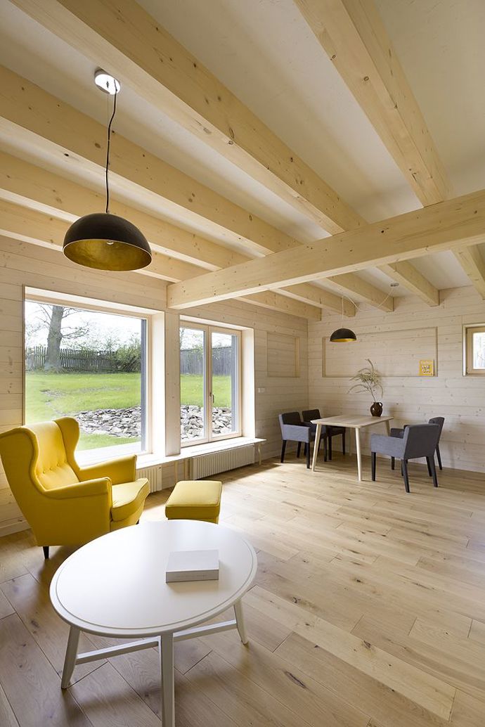 Proměnit zanedbané stavení v místo, kde bude rodina trávit volný čas i se zbytkem příbuzných a s jejich přáteli. Tak znělo zadání pro architekty ze studia a1architects, které splnili na jedničku.
Proměnit zanedbané stavení v místo, kde bude rodina trávit volný čas i se zbytkem příbuzných a s jejich přáteli. Tak znělo zadání pro architekty ze studia a1architects, které splnili na jedničku.