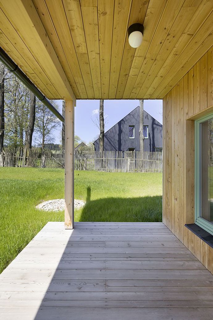 Proměnit zanedbané stavení v místo, kde bude rodina trávit volný čas i se zbytkem příbuzných a s jejich přáteli. Tak znělo zadání pro architekty ze studia a1architects, které splnili na jedničku.
Proměnit zanedbané stavení v místo, kde bude rodina trávit volný čas i se zbytkem příbuzných a s jejich přáteli. Tak znělo zadání pro architekty ze studia a1architects, které splnili na jedničku.