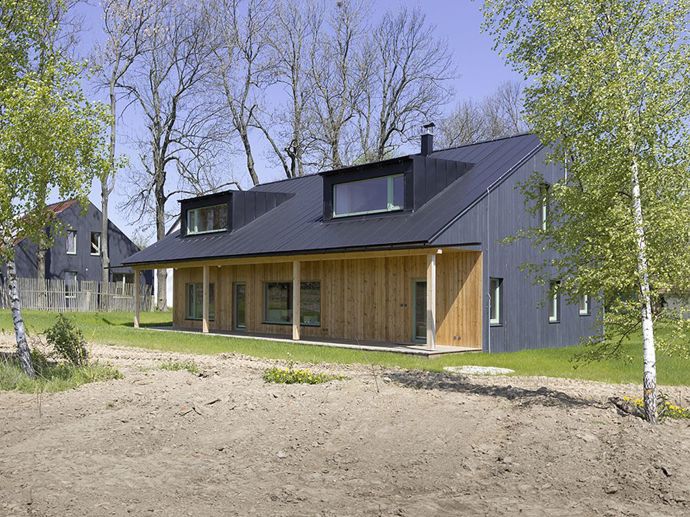 Proměnit zanedbané stavení v místo, kde bude rodina trávit volný čas i se zbytkem příbuzných a s jejich přáteli. Tak znělo zadání pro architekty ze studia a1architects, které splnili na jedničku.
Proměnit zanedbané stavení v místo, kde bude rodina trávit volný čas i se zbytkem příbuzných a s jejich přáteli. Tak znělo zadání pro architekty ze studia a1architects, které splnili na jedničku.