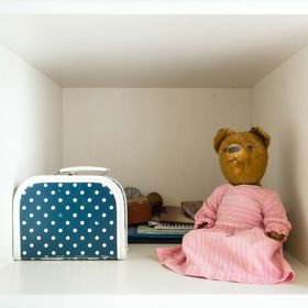 Přáním pětičlenné rodiny stavebníků, byla úprava bytu bez nutnosti větších stavebních zásahů tak, aby výsledek poskytl velký a pohodlný společný prostor obytné kuchyně, soukromí i úložné prostory pro potřeby všech členů rodiny.
