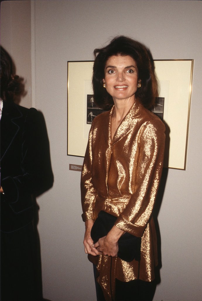 1978

Na zahájení výstavy tanečních fotografií v Mezinárodním centru fotografie v New Yorku se Jackie třpytila od hlavy až k patě.

 

