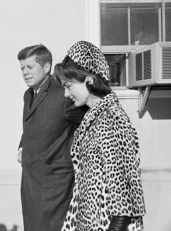 1962

Leopardí vzor je pro Jackie Kennedy typický.
