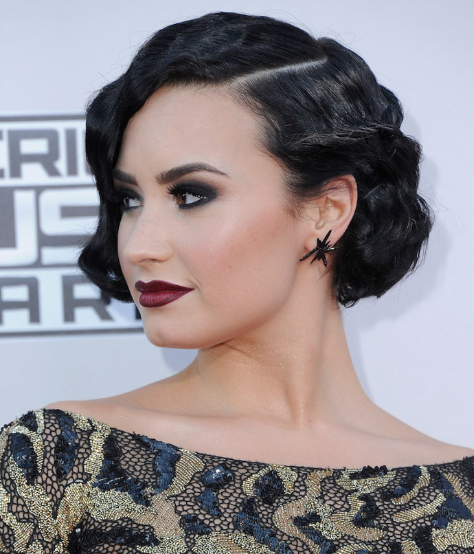 Demi Lovato
A máme tu inspiraci i pro zimní svatby, nebo svatby ve vintage duchu, které nabývají v posledních letech na oblíbenosti. Zde si můžete dovolit trochu experimentovat a pořádně se odvázat. Dokonce bychom řekli, že více je více! Stejně tak pojala svůj dramatický make-up i Demi Lovato. Nebála se kouřových očních stínů a výrazné rtěnky.
Demi Lovato
A máme tu inspiraci i pro zimní svatby, nebo svatby ve vintage duchu, které nabývají v posledních letech na oblíbenosti. Zde si můžete dovolit trochu experimentovat a pořádně se odvázat. Dokonce bychom řekli, že více je více! Stejně tak pojala svůj dramatický make-up i Demi Lovato. Nebála se kouřových očních stínů a výrazné rtěnky.