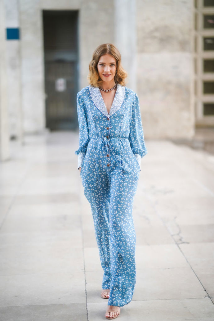 Pro romantičtější look můžete zvolit overal s lehkého materiálu s jemným potiskem.
Pro romantičtější look můžete zvolit overal s lehkého materiálu s jemným potiskem.
