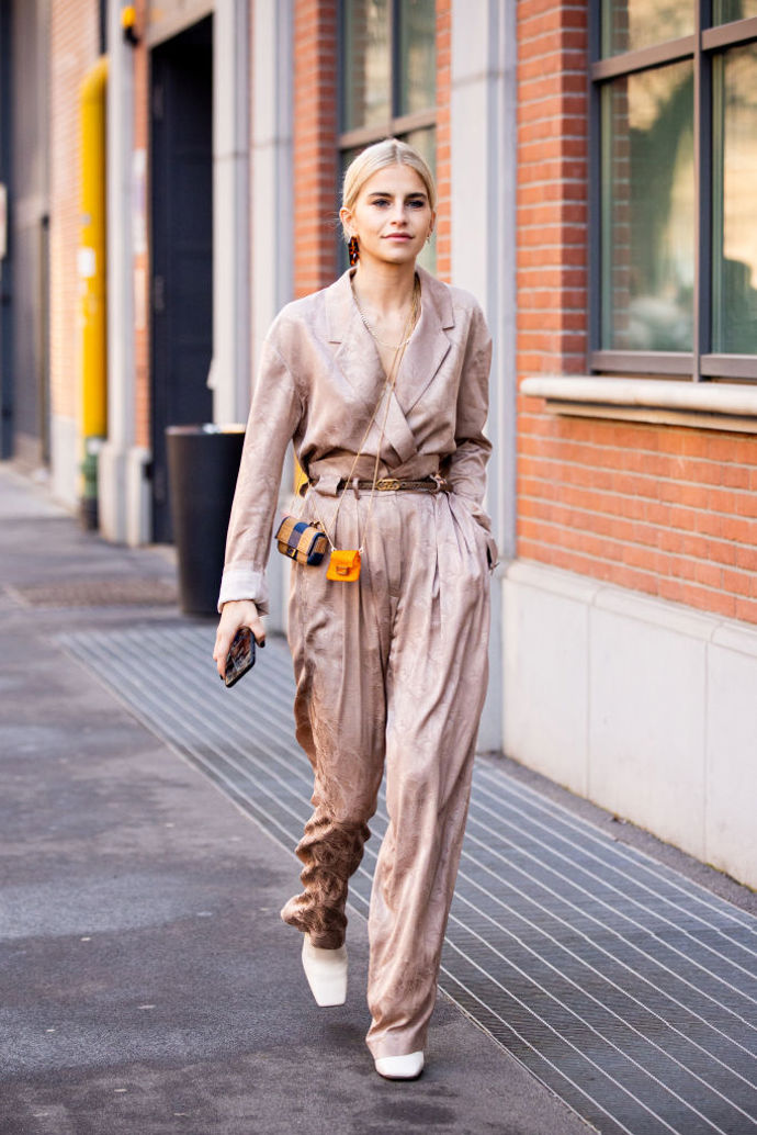 Overal ze vzdušného materiálu se hodí do ĺetních dní a tento pudrový by mohl být ideální i jako outfit na svatbu
Overal ze vzdušného materiálu se hodí do ĺetních dní a tento pudrový by mohl být ideální i jako outfit na svatbu