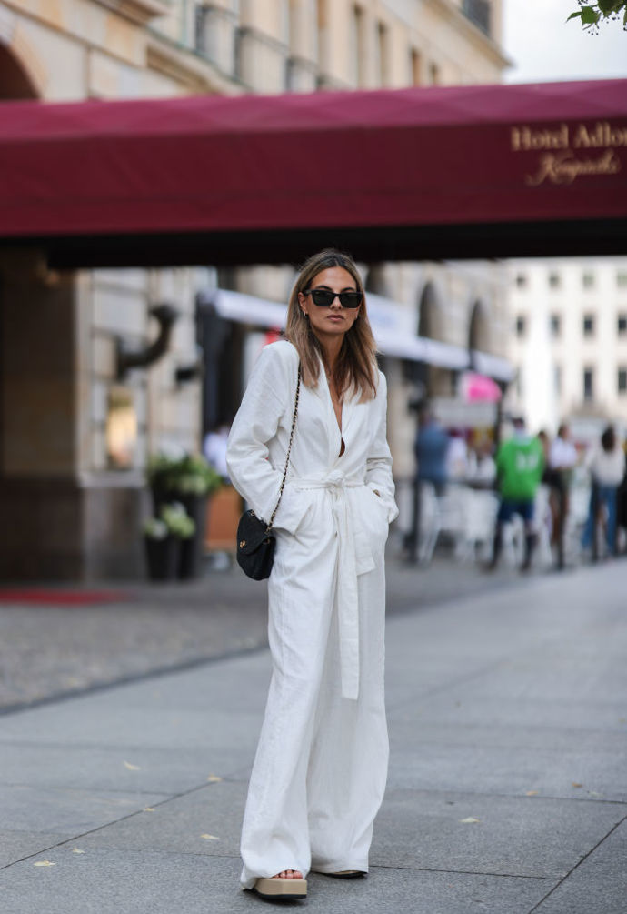 Celobílý volnější lněný overal je ideálním outfitem do parných měsíců.
Celobílý volnější lněný overal je ideálním outfitem do parných měsíců.
