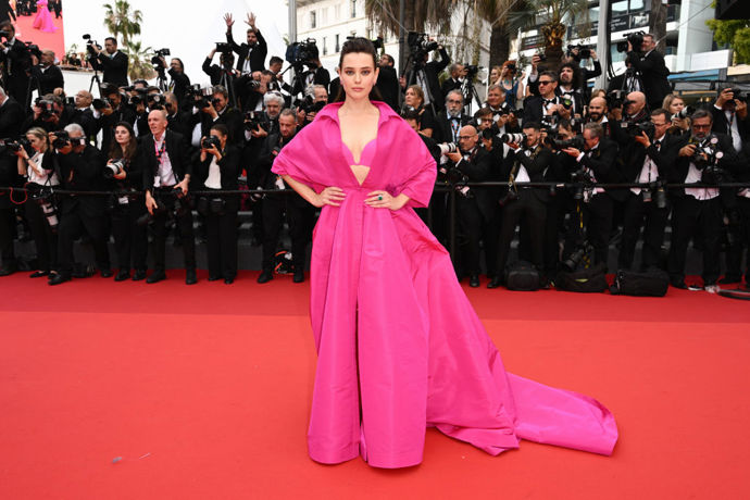 Katherine Langford v šatech Valentino
