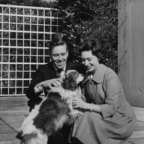 Princezna Margaret

Plemeno kavalír king charles španěl je historicky spjato se šlechtou. Není tedy divu, že si ho oblíbila princezna Margaret, která ráda upozorňovala na svůj vznešený původ. Pejska tohoto plemena si pořídila se svým manželem Antonym Armstrongem-Jonesem a pojmenovali ho Rawley.
