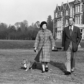 Královna Alžběta II.

Není žádný pochyb o tom, že nejoblíbenějším psím plemenem královny Alžběty II. je welsh corgi pembroke. Prvního corgiho dostala Alžběta od svých rodičů, a to k osmnáctým narozeninám. Malého psíka pojmenovala jménem Susan a následně se po celá desetiletí starala o generace Susaniných potomků. Bohužel, poslední corgi v Susanině linii zemřel v roce 2018. V současné době má královna už jenom jednoho pejska Candy, jehož plemeno je opět corgi. 
