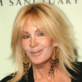 Americká herečka Joan Van Ark byla v 70. letech oblíbenou hvězdou filmového plátna. Pak se ale rozhodla pro sérii kosmetických úprav a vše se pokazilo. Herečka podle kritiků připomíná spíše figurínu než dámu v letech.
