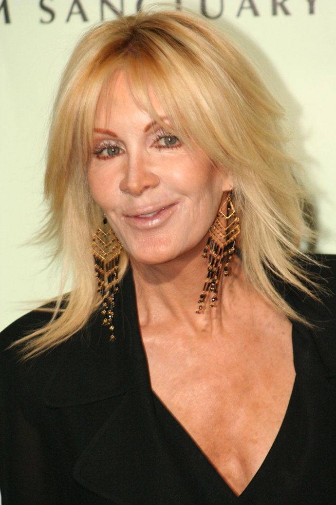 Americká herečka Joan Van Ark byla v 70. letech oblíbenou hvězdou filmového plátna. Pak se ale rozhodla pro sérii kosmetických úprav a vše se pokazilo. Herečka podle kritiků připomíná spíše figurínu než dámu v letech.
