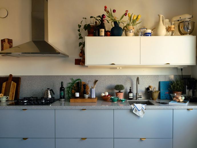 Dvoupokojový byteček s balkónem vysoko nad městem je plný věcí, které v klasických řetězcích s nábytkem a dekoracemi neseženete. Za to pokladů z blešáků a antikvariátů, co už leccos pamatují, je tu nepočítaně!
