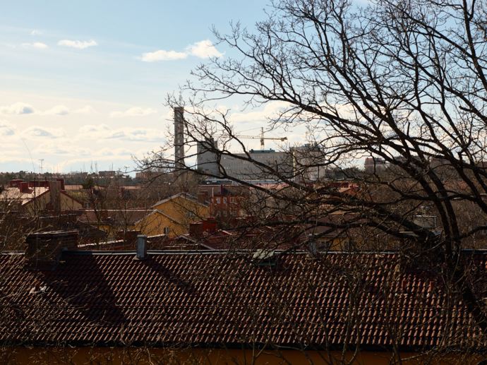 Dvoupokojový byteček s balkónem vysoko nad městem je plný věcí, které v klasických řetězcích s nábytkem a dekoracemi neseženete. Za to pokladů z blešáků a antikvariátů, co už leccos pamatují, je tu nepočítaně!
