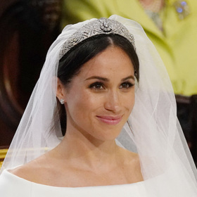 Meghan Markle

Nesmíme opomenout ani nejdiskutovanější svatební make-up v historii. Svatbu prince Harryho a Meghan Markle sledoval celý svět a k jejímu vzhledu se vyjádřili snad všichni módní kritici. Zabodovala nejen dokonalými šaty od Clare Waight Keller, ale také jemným make-upem a elegantním drdolem. Gró celého make-upu byly růžové rty a přirozeně projasněná plet.

