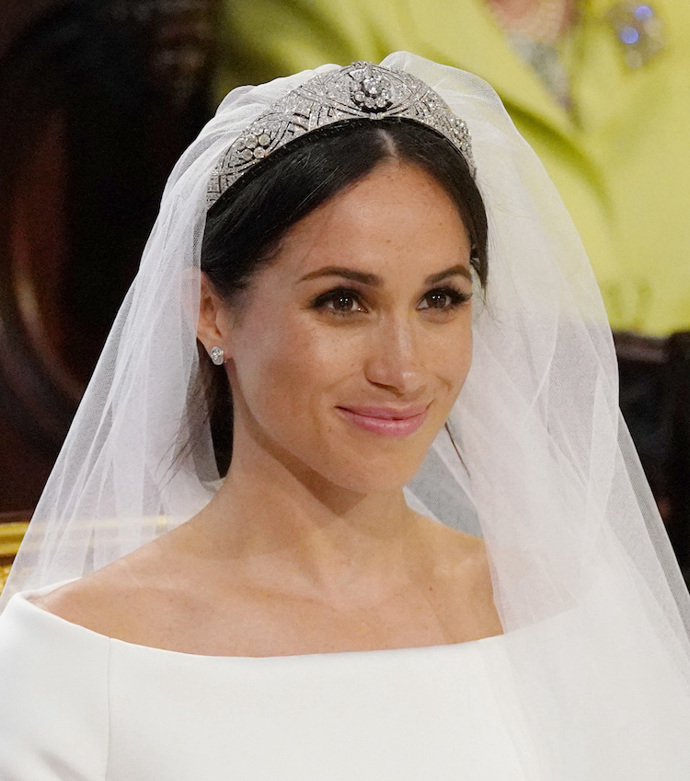Meghan Markle
Nesmíme opomenout ani nejdiskutovanější svatební make-up v historii. Svatbu prince Harryho a Meghan Markle sledoval celý svět a k jejímu vzhledu se vyjádřili snad všichni módní kritici. Zabodovala nejen dokonalými šaty od Clare Waight Keller, ale také jemným make-upem a elegantním drdolem. Gró celého make-upu byly růžové rty a přirozeně projasněná plet.
Meghan Markle
Nesmíme opomenout ani nejdiskutovanější svatební make-up v historii. Svatbu prince Harryho a Meghan Markle sledoval celý svět a k jejímu vzhledu se vyjádřili snad všichni módní kritici. Zabodovala nejen dokonalými šaty od Clare Waight Keller, ale také jemným make-upem a elegantním drdolem. Gró celého make-upu byly růžové rty a přirozeně projasněná plet.