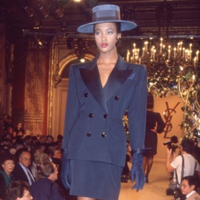 První přehlídka Naomi Campbell pro Yves Saint Laurent.

