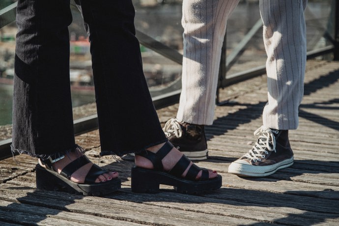 Pohodlné, elegantní, robustní. I takové sandály jsou letos na jaře trendy. Pokud tedy schováváte i několik let staré kousky v botníku, můžete zajásat. Tyto boty jsou opět v módě!

