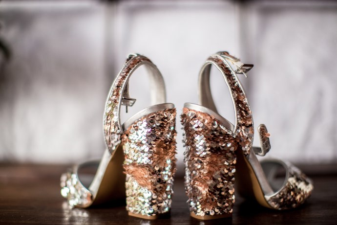 K zajímavým podpadkům se rozhodně řadí i podpatky s flitry. Flitrované sandály navíc dokonale splňují letošní trend extravagance. Ve zlaté či stříbrné barvě jdou navíc skvěle barevně kombinovat s vašimi outfity.
