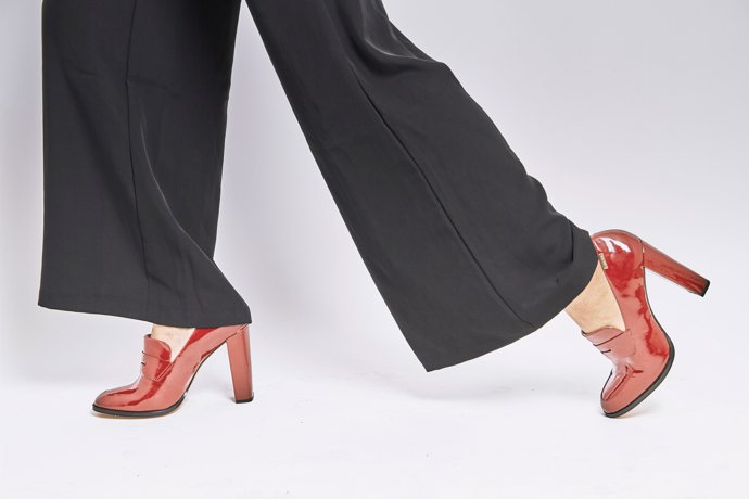 Přivítejte jaro s výraznými barvami. Sytě červené lakované lodičky jsou nejen elegantní, ale zároveň dokážou rozzářit i ten nejfádnější outfit. Chybu neuděláte ani se žlutou, růžovou nebo třeba zelenou barvou obuvi. Barvy zkrátka letos na jaře letí!
