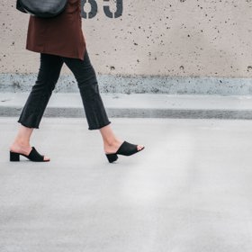 Do módy se opět vrací dřeváky. Vybírat můžete z celé řady barev, vzorů či materiálu. Dřeváky v černé barvě působí elegantně a navíc se nejlépe kombinuje s oblečením z vašeho šatníku.
