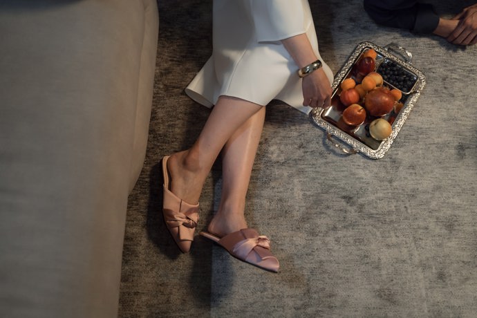 Troufáte si vyjít ven v pantoflích? Zapomeňte na domácí přezůvky. Pantofle na ven musí být pořádně extravagantní nebo naopak velmi elegatní. Zvolte také pantofle s podrážkou vhodnou do města.
