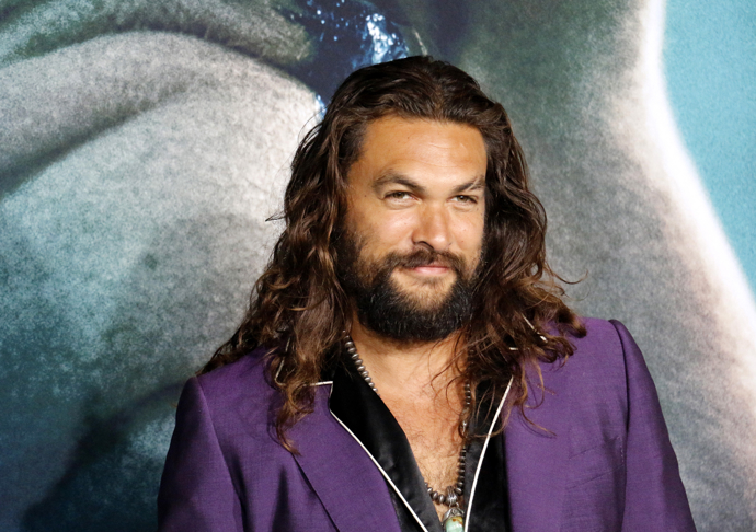 Jason Momoa ztvárnil roli Ronona Dexe v seriálu Hvězdná brána: Atlantida, kde pro jeho postavu byly typické těžké dredy. Ty si však nechal během páté série odstranit kvůli bolestem hlavy.
