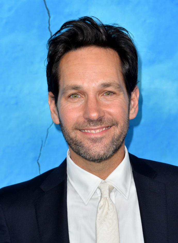 Třiapadesátiletý americký herec a scénárista Paul Rudd je známý zejména z komedií 40 let panic, Zbouchnutá, Velcí bratři nebo se seriálu Přátelé, kde ztvárnil roli přítele a později manžela Phoebe Bufetové. Od roku 2003 je ženatý a má dvě děti.
