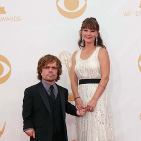 Peter Dinklage a Erica Schmidt jsou přímým důkazem toho, že se opaky přitahují. Peter měří pouhých 1,35 metrů, oproti tomu jeho žena Erica měří 1,68 metrů. Než její manžel je tedy vyšší o 33 cm. Přesto to známému páru sluší a je vidět, že si z výškového rozdílu nic nedělají.
