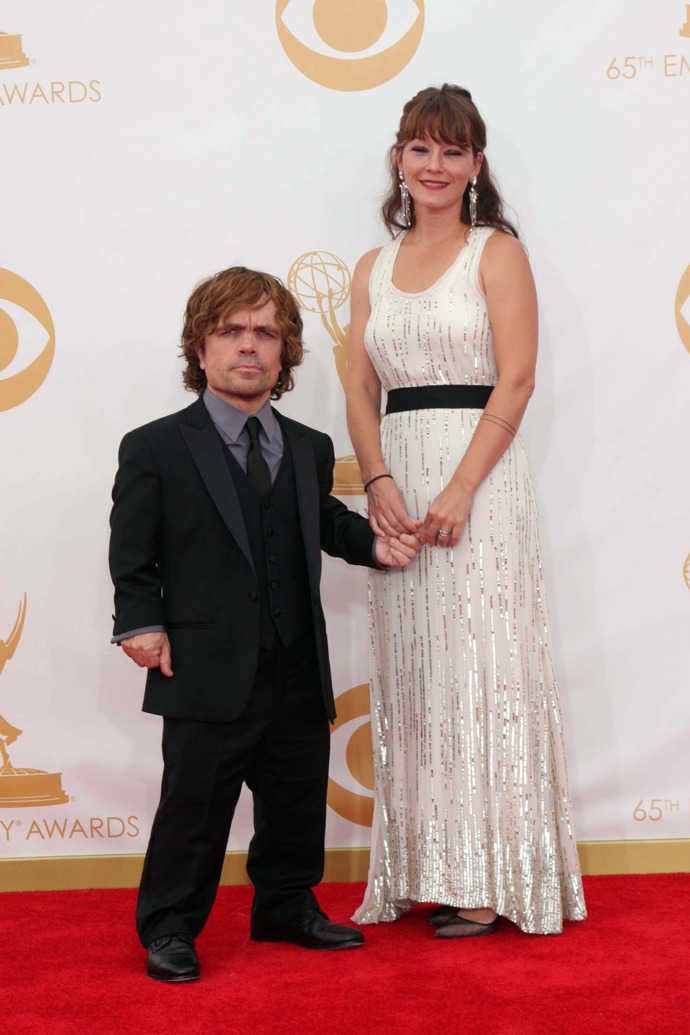 Peter Dinklage a Erica Schmidt jsou přímým důkazem toho, že se opaky přitahují. Peter měří pouhých 1,35 metrů, oproti tomu jeho žena Erica měří 1,68 metrů. Než její manžel je tedy vyšší o 33 cm. Přesto to známému páru sluší a je vidět, že si z výškového rozdílu nic nedělají.
