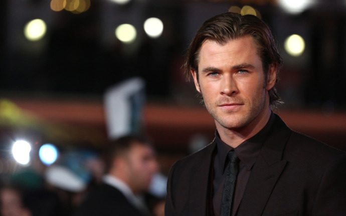Chris Hemsworth je osmatřicetiletý australský filmový a televizní herec. Proslavil se především rolí Thora v sérii filmů Marvel Cinematic Univers a od roku 2010 je ženatý se španělskou herečkou Elsou Patakyovou.
