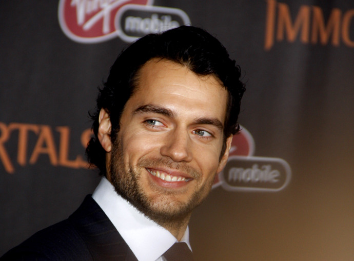 Osmatřicetiletý britský herec Henry Cavill se objevil ve filmech Hvězdný prach nebo Válka Bohů. Do většího povědomí se dostal díky roli Supermana ve filmu Muž z oceli a nyní slaví úspěchy jako Geralt v seriálu Zaklínač.
