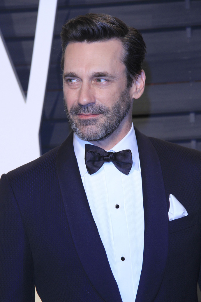 Jon Hamm oslavil letos v březnu 51, přesto však vypadá výborně. Tento americký herec a režisér získal za role v seriálech Šílenci z Manhattanu a Studio 30 Rock osm nominací na ceny Emmy. Od roku 1997 do roku 2015 byl ve vztahu s herečkou Jennifer Westfeldt.
