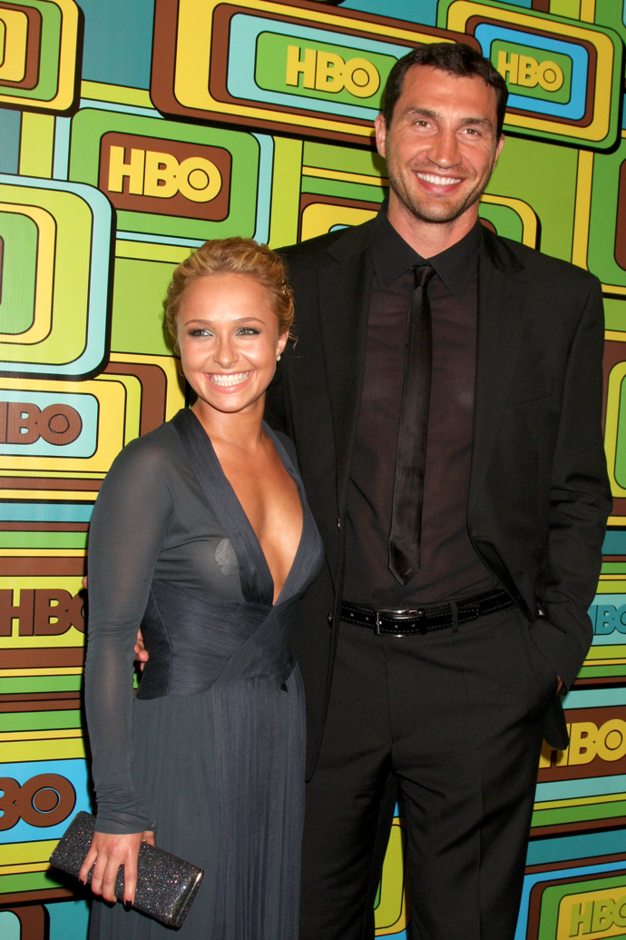 Mezi téměř dva metry vysokým boxerem Wladimirem Klitschkem a jeho snoubenkou herečkou Hayden Panettiere je skutečně obdivuhodný výškový rozdíl. Zatímco Wladimir měří 198 cm, Hayden měří pouhých 1,53 cm. Rozdíl v jejich vzrůstu je tak skutečně markantní - celých 45 cm.
