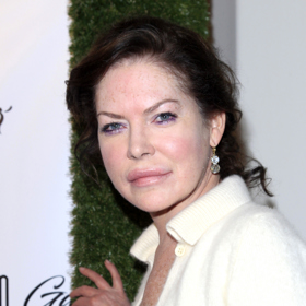 Lara Flynn Boyle je jednou z nejvýraznějších hereček devadesátých let. Tenkrát zářila v seriálu Městečko Twin Peaks a těšila se přízni tisíců fanoušků Svou přirozenou krásu ale bohužel zakryla četnými plastikami, takže zároveň ubyly nabídky na natáčení kultovních snímků. Zlý jazykové tvrdí, že se stala vlivem kosmetických úprav spíš nápodobou mimozemšťana než slavnou herečkou.

