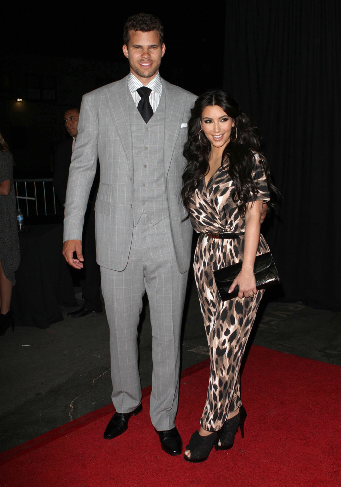 Kim Kardashian a její bývalý manžel Kris Humphries museli ve svém vztahu čelit mnoha rozdílům. Ten na oko nejvýraznější byl pravděpodobně rozdíl ve výšce známé zpěvačky a jejího bývalého manžela hráče basketbalu. Zatímco zpěvačka měří 157 cm, Kris měří obdivuhodných 2,06 metrů. A to už je rekordní rozdíl dobrých půl metru. Navíc i současný manžel zpěvačky, se kterým má čtyři potomky, americký rapper Yeezy je podstatně vyšší než Kim.
