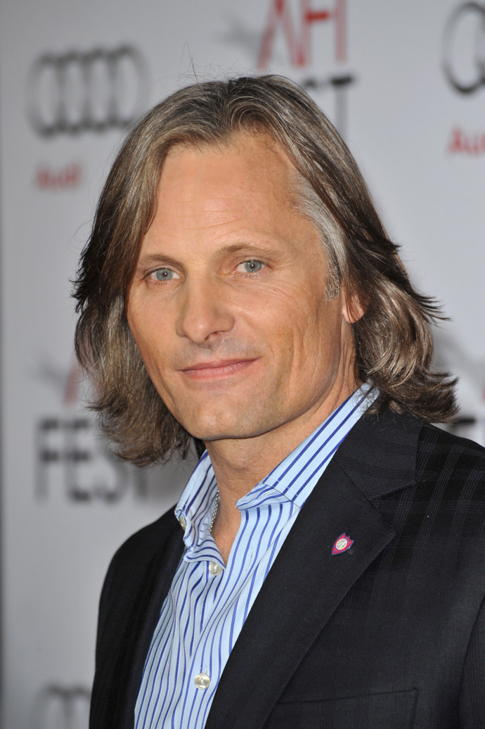 Viggo Mortensen, který proslul rolí Aragorna ve filmové trilogii Pán prstenů, letos v říjnu oslaví 64 let a jde ostatním příkladem, jak stárnout s grácií. I na svůj věk si herec stále drží svůj šarm.

