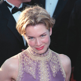 Renée Zelweger se po zhubnutí a několika zásadních kosmetických úpravách změnila od oblíbené Bridget Jones k nepoznání.

