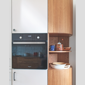 Starý dům v židovské čtvrti v Teplicích má neuvěřitelný genius loci. Designérka Pavla Kirschner ho podpořila rustikálním stylem a vzkříšením nádherné původní dlažby. 
