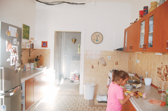 Starý dům v židovské čtvrti v Teplicích má neuvěřitelný genius loci. Designérka Pavla Kirschner ho podpořila rustikálním stylem a vzkříšením nádherné původní dlažby.
Starý dům v židovské čtvrti v Teplicích má neuvěřitelný genius loci. Designérka Pavla Kirschner ho podpořila rustikálním stylem a vzkříšením nádherné původní dlažby.