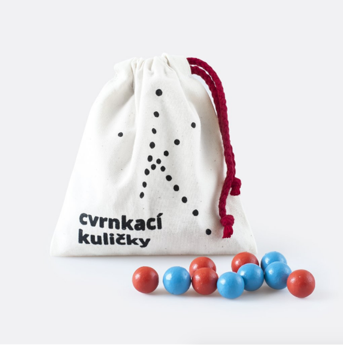 Hugovy cvrnkací kuličky
Tradiční zábava pro malé i velké, v exkluzivním provedení ručně vyrobených hliněných kuliček a látkového sáčku ozdobeného sítotiskem. Seženete pouze v obchodě Hugo chodí bos.
Hugovy cvrnkací kuličky
Tradiční zábava pro malé i velké, v exkluzivním provedení ručně vyrobených hliněných kuliček a látkového sáčku ozdobeného sítotiskem. Seženete pouze v obchodě Hugo chodí bos.