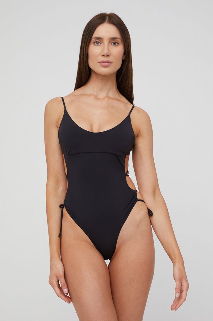 Černá klasika, ale sexy vykrojení na stranách. To je kombinace, která zaujme každého muže, který vás uvidí! Dejte si jenom pozor na extrémní vykrojení plavek v oblasti třísel! 
